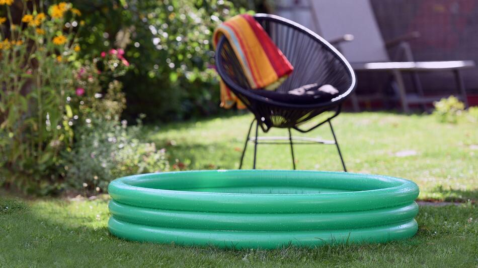 Ein Planschbecken steht in einem Garten