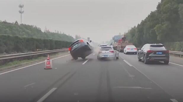 Tesla-Fahrer in China rast in Stauende