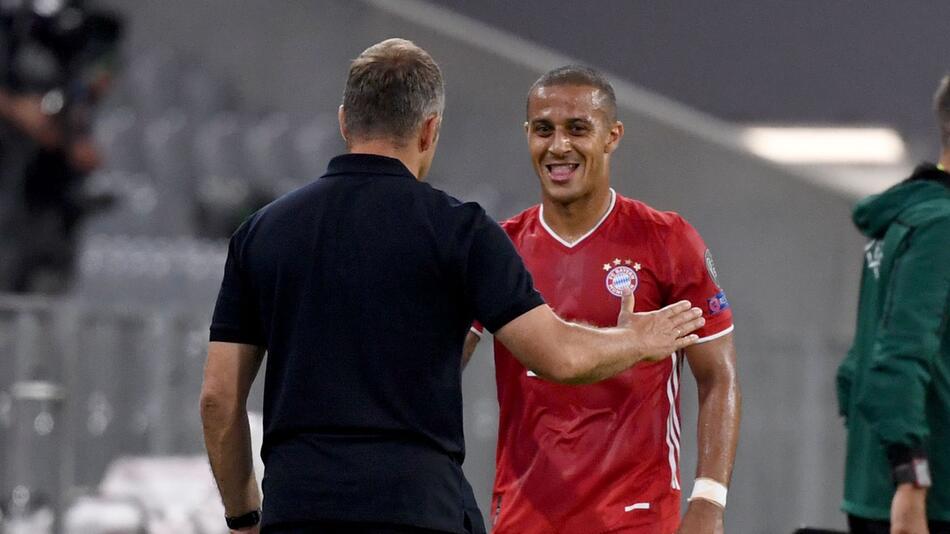 Thiago Alcántara (r) und Hansi Flick