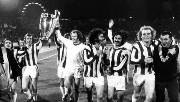 Bayern München mit dem Europapokal 1974