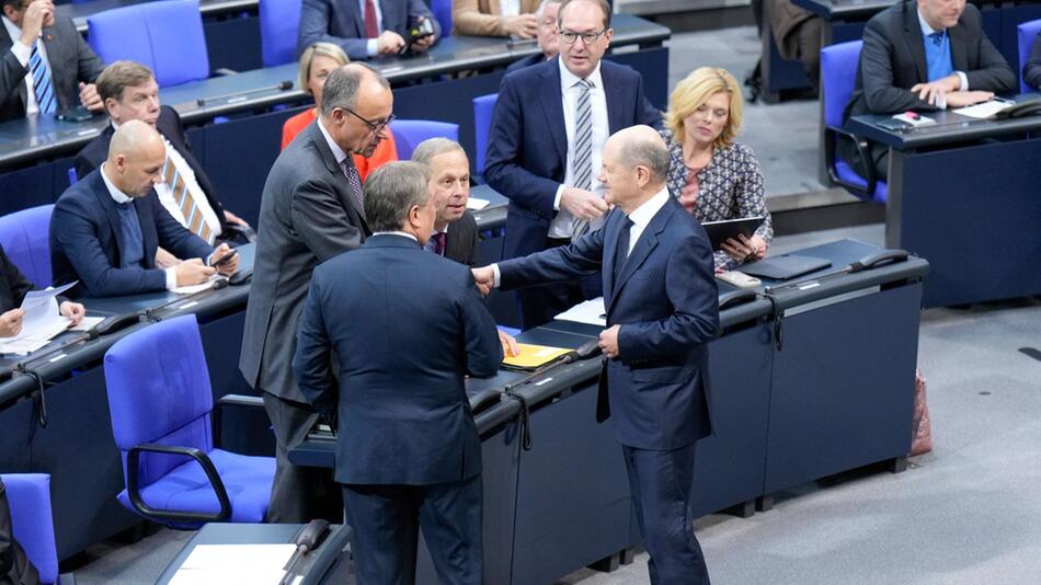 Bundeskanzler Olaf Scholz (r.) und Friedrich Merz.