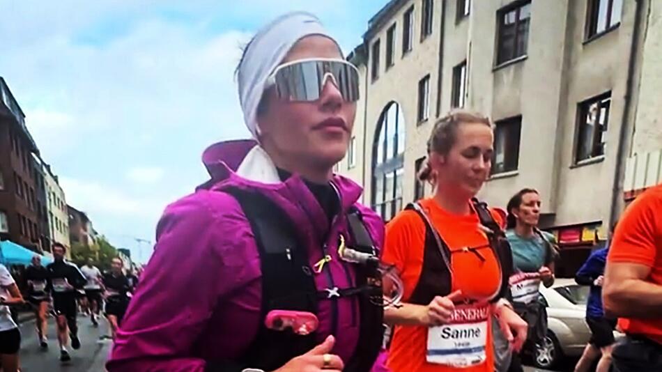 Sarah Engels läuft beim Kölner Halbmarathon – und ihr Mann bremst sie aus