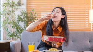 Frau isst mit Appetit 