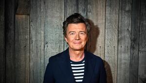 Rick Astley lächelt in die Kamera.