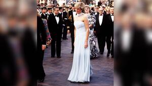 Auch dieses Kleid, das Prinzessin Diana 1987 in Cannes trug, wurde aus Blumen nachgebildet.