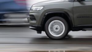 Ein Auto fährt auf einer Straße