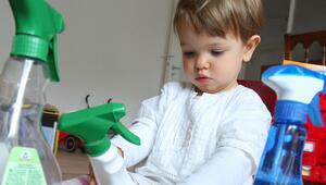 Mädchen spielt mit Putzmitteln