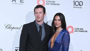 Dua Lipa und Callum Turner heirateten standesamtlich in London. Die große Feier stieg auf Sizilien.