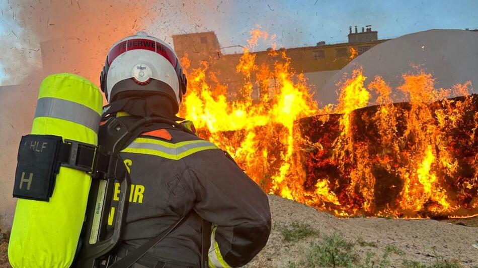 Offenbar entzündeten sich Strohballen