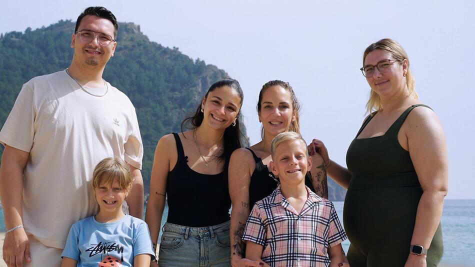 Danni Büchner mit ihren Kindern Volkan (v.l.), Jenna, Jada, Diego und Joelina. Am 10. Juli 2025 ...
