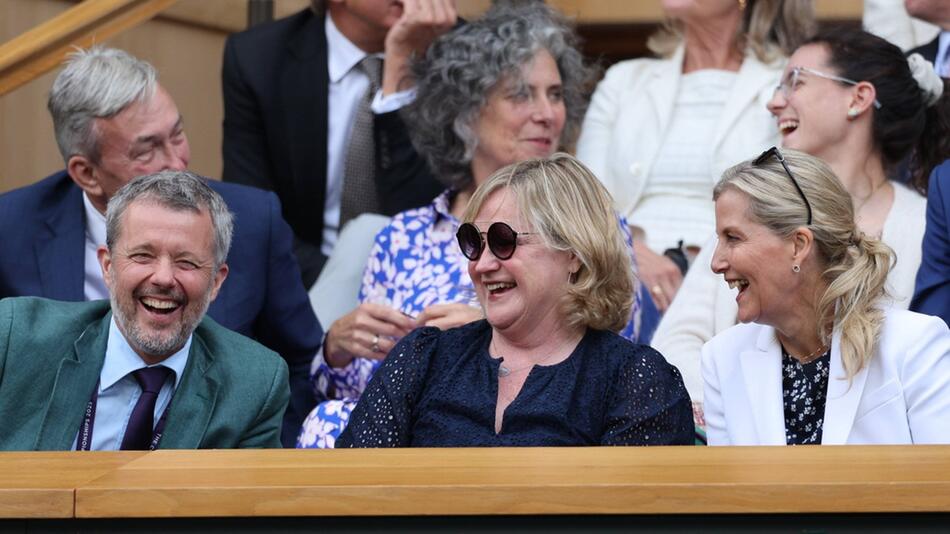 König Frederik X. (l.) und Herzogin Sophie (r.) in der Royal Box in Wimbledon.