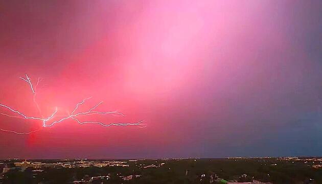 Blitze im Sonnenuntergang und ein doppelter Regenbogen: Sturm trifft Texas