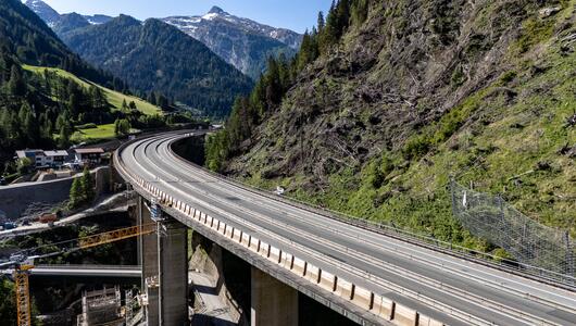 Ein seltenes Bild: Die Brennerautobahn A13 komplett ohne Autos.