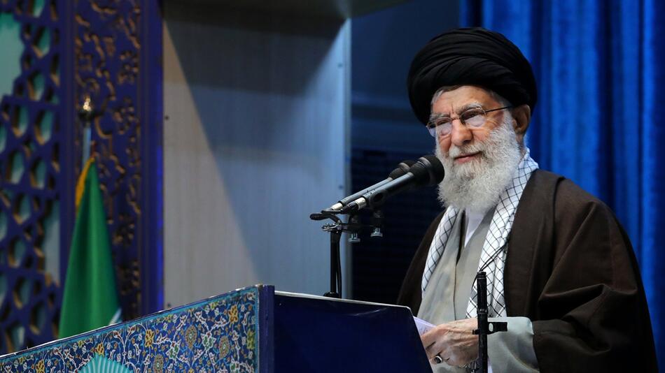 Iranischer Oberster Führer Chamenei leitet Gebete in Teheran