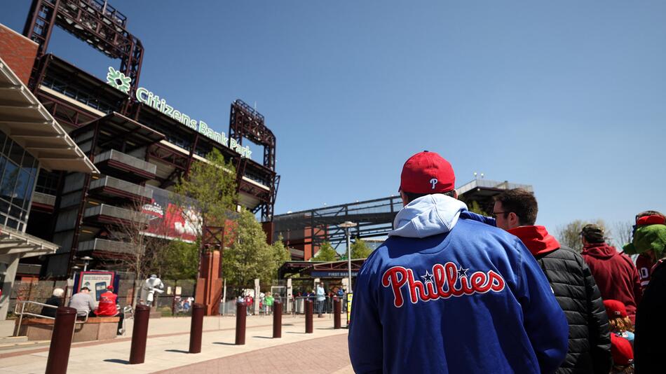 Fans der Phillies vor dem Stadion des MLB-Klubs