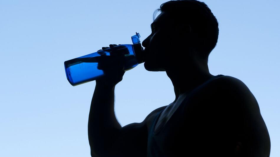 Jogger trinkt aus einer Flasche