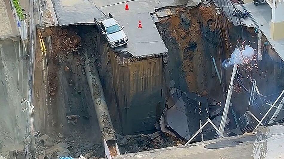 Straße stürzt ein: Gigantisches Senkloch öffnet sich vor Krankenhaus in Bangkok