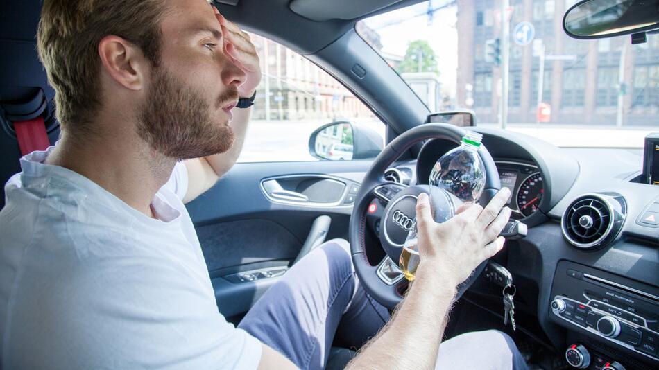 Mann fährt bei Hitze Auto