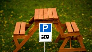 Ein Parkplatz-Schild mit der Abbildung eines Wohnmobils