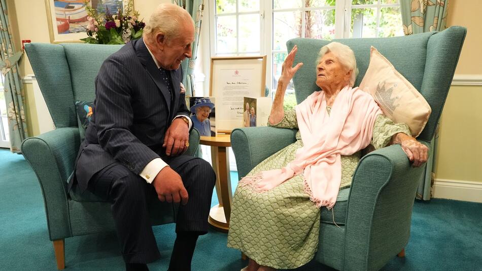 König Charles III. trifft die die 116-jährige Ethel Caterham