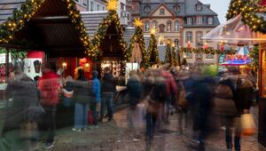 Menschen besuchen den Weihnachtsmarkt in Trier
