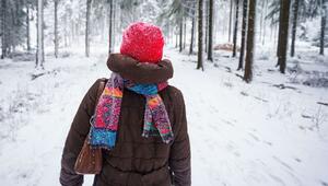 Spaziergängerin ist im Taunus unterwegs