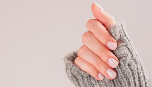 Helle Farben lassen die Nägel clean und gepflegt wirken.