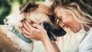 Eine Frau, die einen zärtlichen Moment mit ihrem Hund teilt.