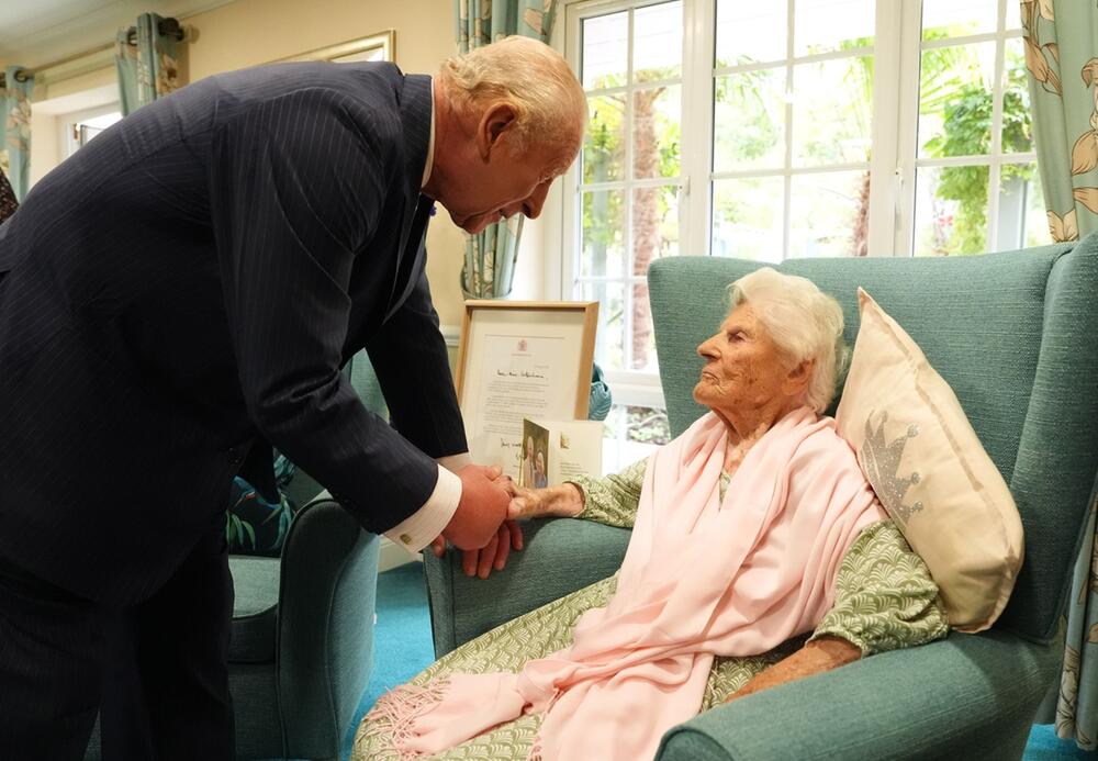 König Charles III. trifft die die 116-jährige Ethel Caterham
