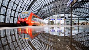 Regionalzug fährt in den Hauptbahnhof Berlin ein