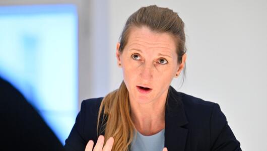 DSN-Direktorin Sylvia Mayer im Gespräch mit der APA