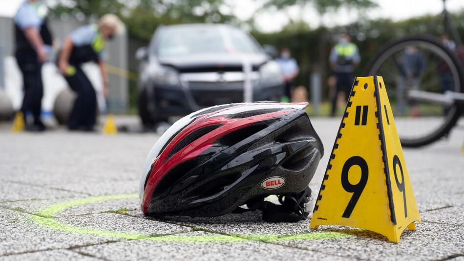 Ein Verkehrsunfall zwischen Auto und Fahrrad