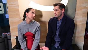 "Alles was zählt": Charlie (l.) klagt Deniz ihr Leid.