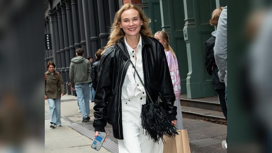 Diane Kruger folgt mit ihrer Fransentasche dem Trend.