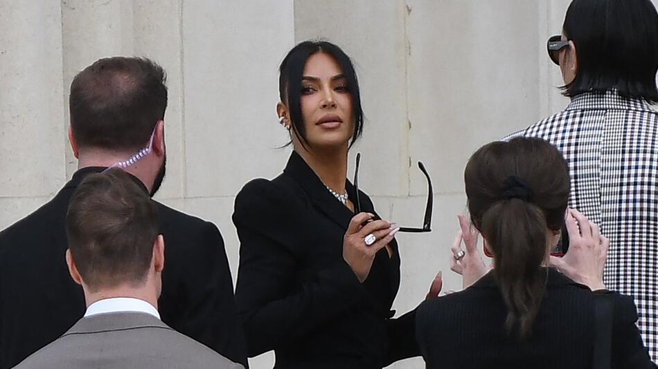 Kim Kardashian hat im Raub-Prozess vor einem Gericht in Paris ausgesagt.