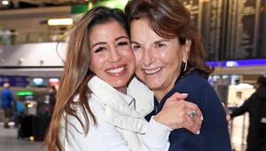 Eva Benetatou und Claudia Obert beim Abflug in Frankfurt am Main.