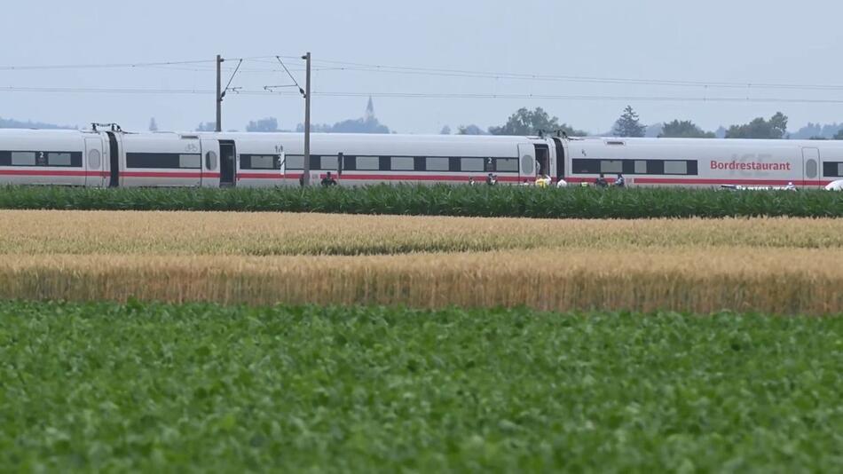 Mann geht in ICE auf Fahrgäste los - mehrere Verletzte