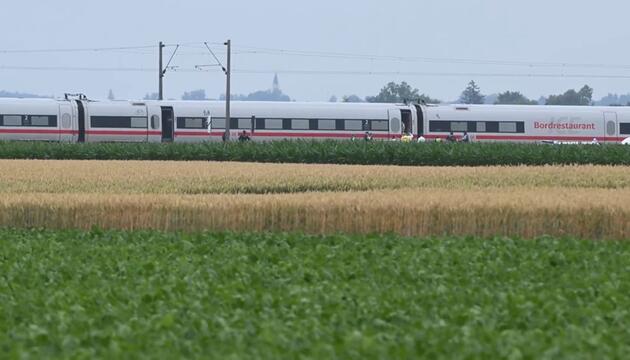 Mann geht in ICE auf Fahrgäste los - mehrere Verletzte