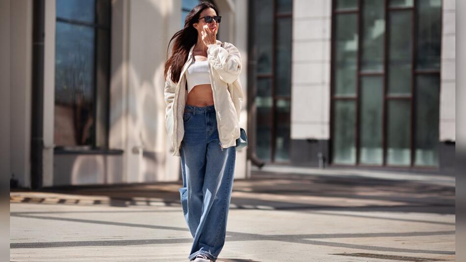 Crop-Tops matchen perfekt zur lässigen Baggy Jeans, gerade an heißen Sommertagen über 30 Grad.