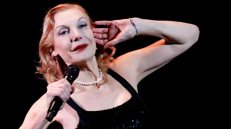 Ute Lemper ist eine berühmte deutsche Musicaldarstellerin und Chanson-Sängerin.