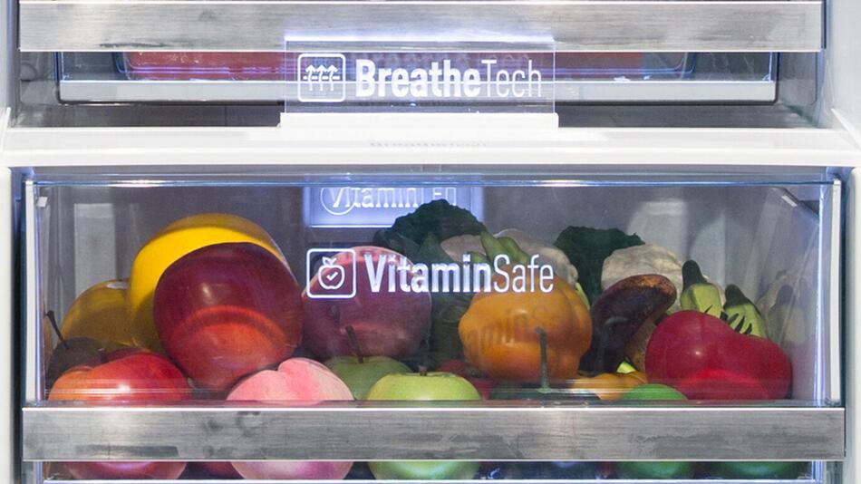 Obst und Gemüse liegt in einem Kühlschrank