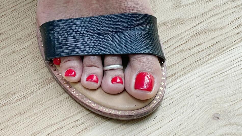 Frau trägt Sandalen