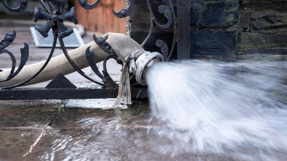 Hochwasser wird aus einem Keller gepumpt