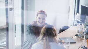 Zwei Frauen unterhalten sich in einem Pausenraum