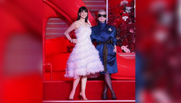 Anne Hathaway (li.) und Meryl Streep in Shanghai.