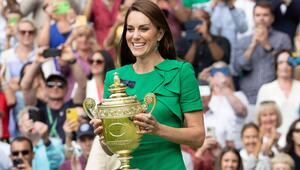 Immer wieder setzt Prinzessin Kate in Wimbledon auf leuchtende Farben. 2023 überreichte ...