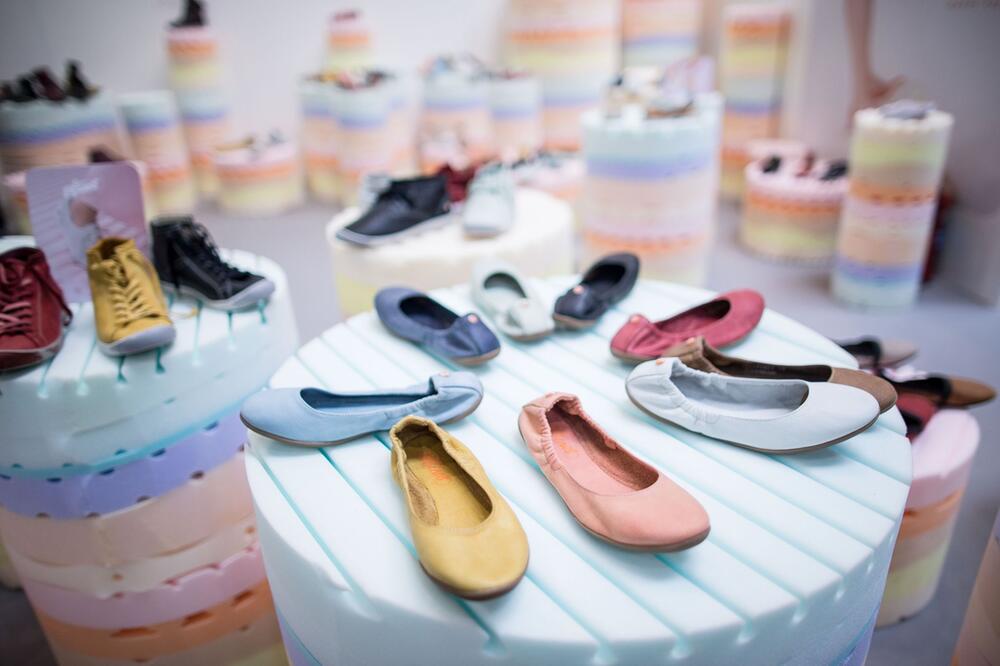 Ballerinas in unterschiedliche Farben stehen auf einem Podest