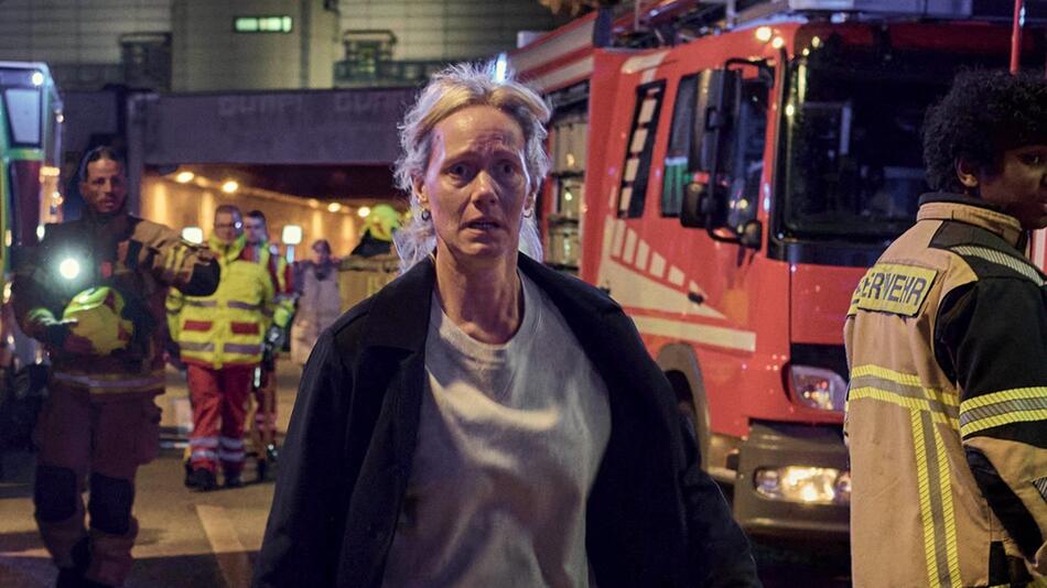 "Hundertdreizehn: Theo": Riccarda Hövemann (Anna Schudt) sucht auf der Unfallstelle nach ihrem ...