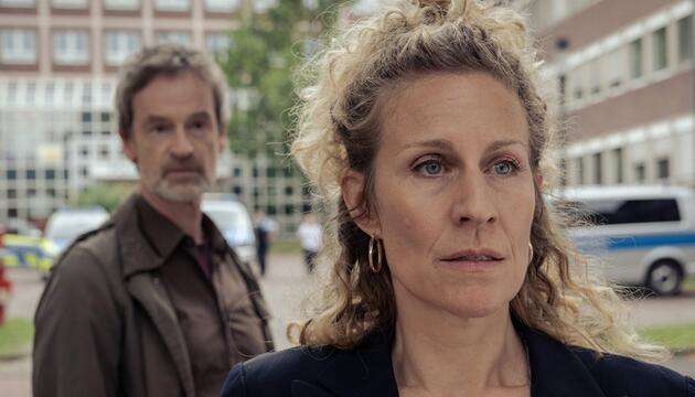 "Tatort: Schmerz": Peter Faber (Jörg Hartmann, l.) lockt Ira Klasnić (Alessija Lause) aus der ...