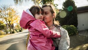 Vater hält schmollende Tochter auf dem Arm